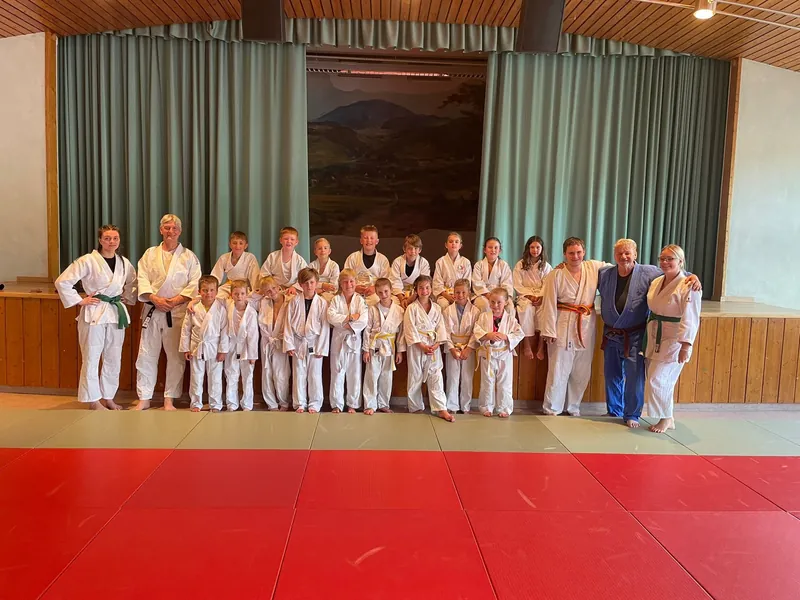 Trainer und Judoka in der Halle