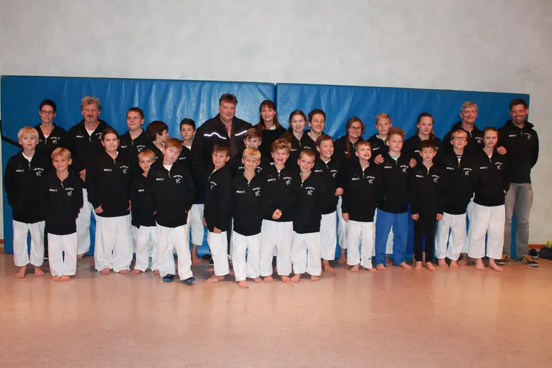 Die Judo-Gruppe in gesponserten Sportjacken