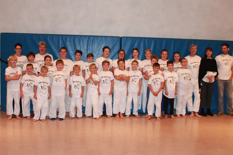 Die Judo-Gruppe in gesponserten T-Shirts